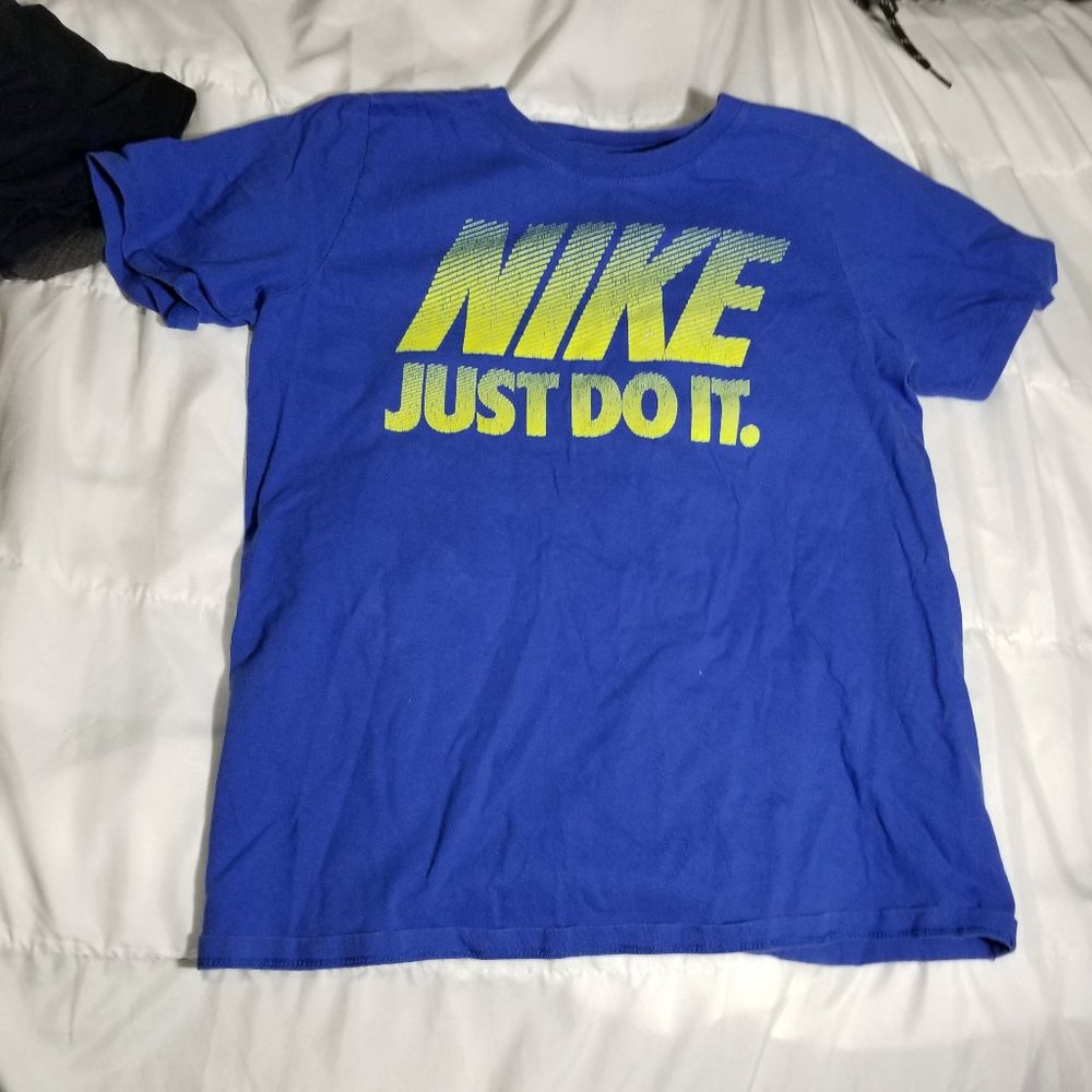 Nike tshirt size large